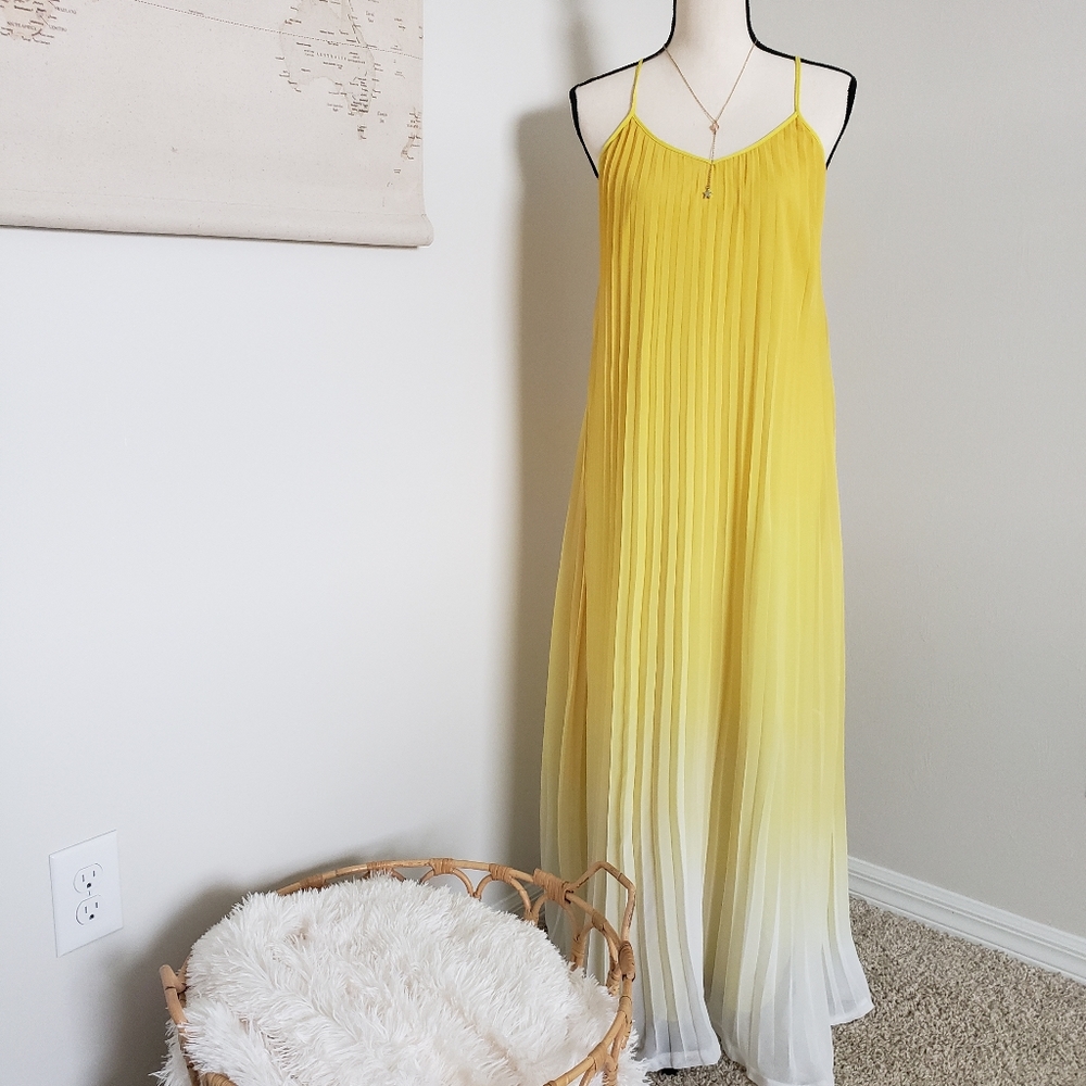 Pleated yellow dress. 💛